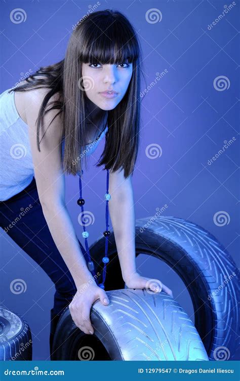 Menina Bonita Que Escolhe As Rodas Imagem De Stock Imagem De Cara