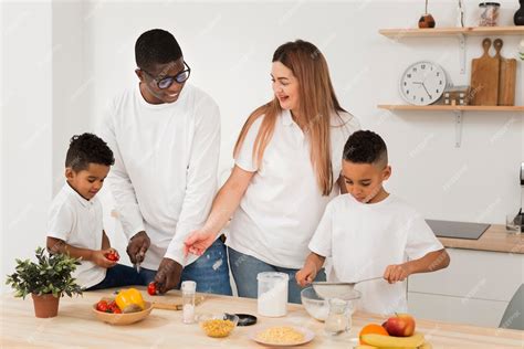 Familia multicultural cocinando juntos | Foto Gratis