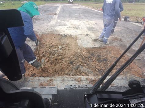 Deracre inicia operação tapa buraco na pista de pouso do aeródromo de