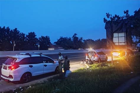 Momen Pemudik Buka Puasa Bersama Di Bahu Jalan Tol Cipali