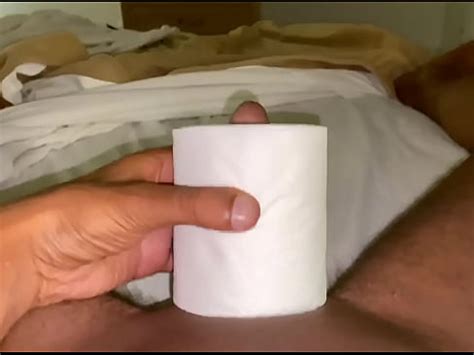 Prueba de rollo de papel higiénico en una polla blanda XVIDEOS