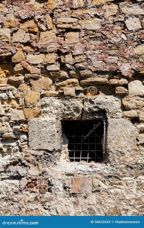 Pared De Piedra Vieja Con La Ventana Foto De Archivo Imagen De