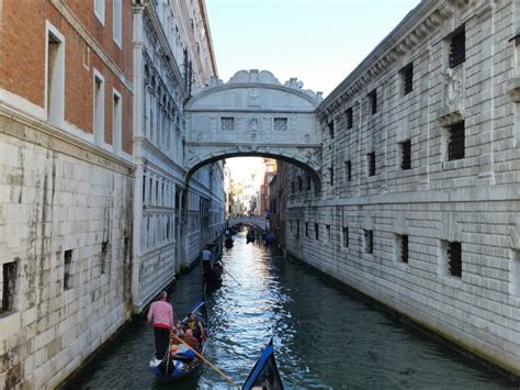 Vale A Pena Andar De G Ndola Em Veneza