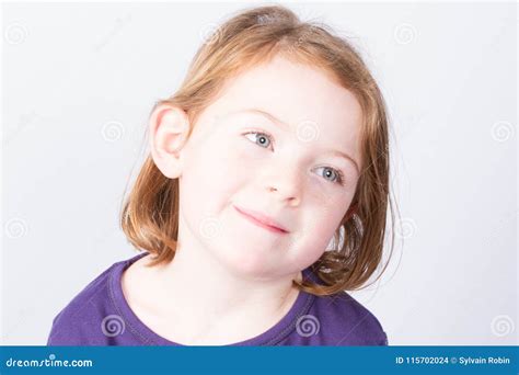 Fille Avec Un Sourire Mignon D Isolement Sur Le Fond Gris Photo Stock