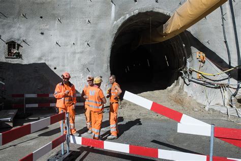 Riss In Der Decke Schweizer Gotthardtunnel Gesperrt Puls