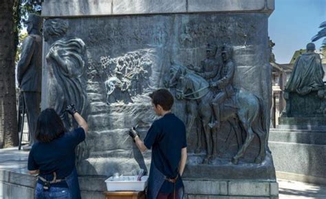 Un Equipo De Restauradores Trabaja Sobre El Patrimonio Escult Rico Del