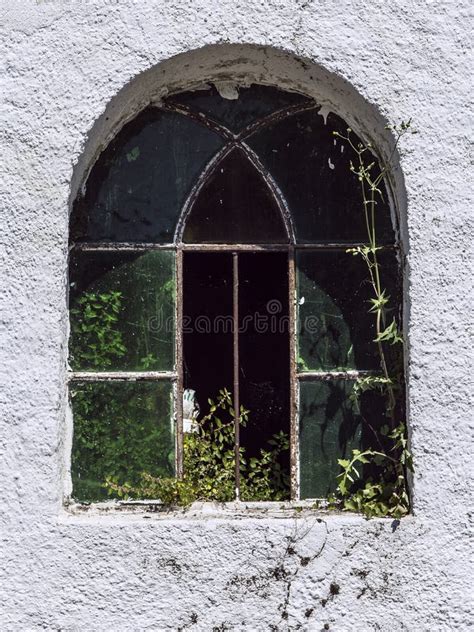 Janela Do Arco Do Ferro Forjado Na Parede Velha Da Igreja Foto De Stock