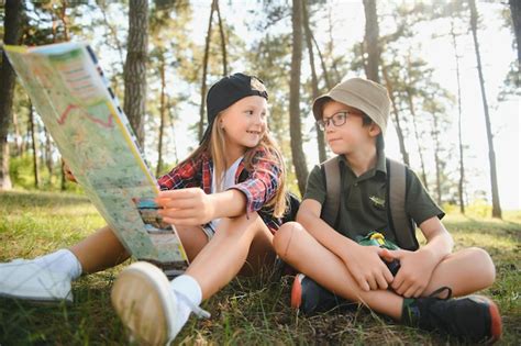 Niños exploradores en el bosque Foto Premium