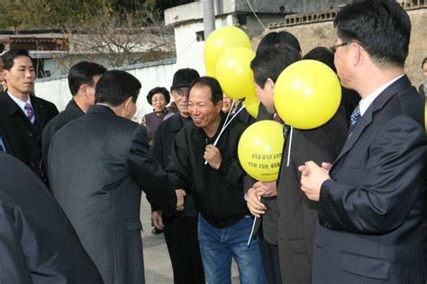 노무현사료관 성묘 후 봉하마을에서 만난 김해 노사모 회원들과 반갑게 악수하는 노무현 대통령