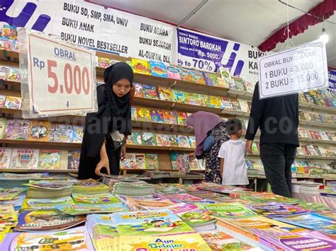 Budayakan Minat Baca Masyarakat Serbu Bazar Buku Murah Batang