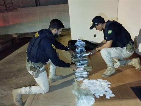 Pol Cia Apreende Kg De Maconha E Papelotes De Coca Na Em Bagagem