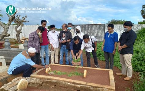 Hpn Pwi Sumenep Nyekar Ke Makam Wartawan Senior Madura Today