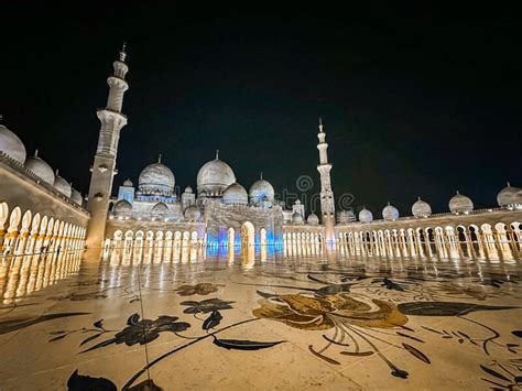 The Sheikh Zayed Grand Mosque at Night, in Abu Dhabi, United Arab ...