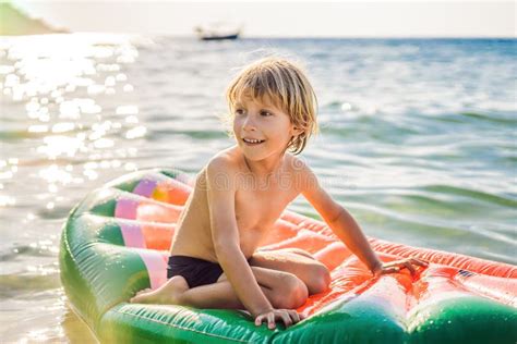 O Menino Nada No Mar Em Um Colch O Infl Vel Foto De Stock Imagem De