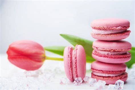 Милые розовые макароны на деревянном столе | Bonbon, Sucre