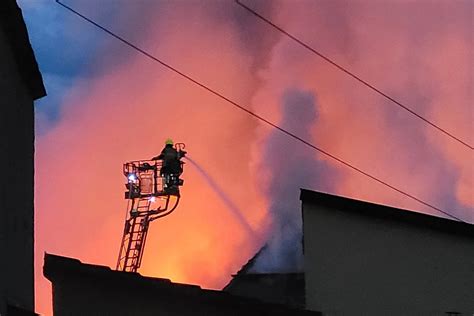 Flammen Inferno in Vogtei in Thüringen Feuer greift auf Wohnhäuser über