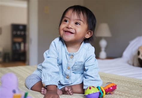 Sindrome Do Bebe Feliz - Sorriso de síndrome de down e bebê feliz relaxam na cama se divertindo ...