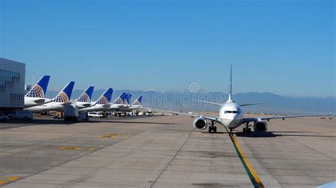 118 Denver International Airport Runway Stock Photos - Free & Royalty ...