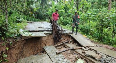 Babinsa Koramil Panggul Tinjau Bencana Alam Tanah Amblas