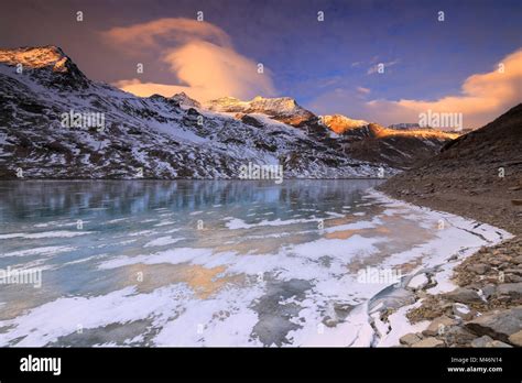 Lago bianco hi-res stock photography and images - Alamy