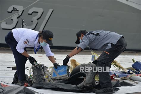 Knkt Periksa Serpihan Bagian Pesawat Sriwijaya Air Sj Republika