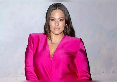 Ashley Graham dévoile son ventre dix mois après son accouchement