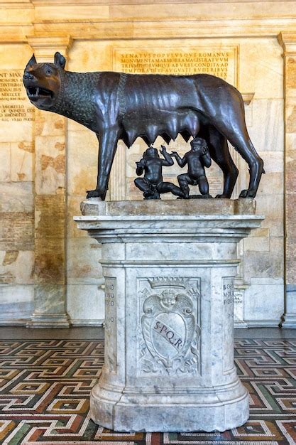 La Estatua De La Loba Capitolina En Roma Foto Premium