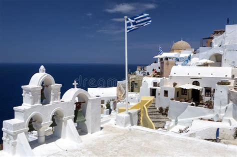 Bandera Griega Y Cuatro Campanas En Oia Santorini Grecia Imagen