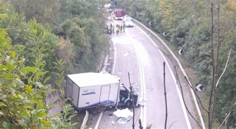 Un Boato Tremendo Furgone Si Schianta Contro Un Tir Che Travolge Un