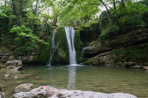 A Guide to Hiking the Malham Cove Circular Walk - Man Vs Globe