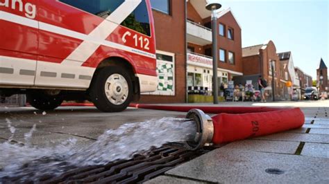 F Hr Wasser Im Keller Feuerwehr Unterst Tzt Mit Starker Pumpe Shz