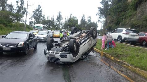 Volcamiento en av Simón Bolívar y un estrellamiento en av Mariscal