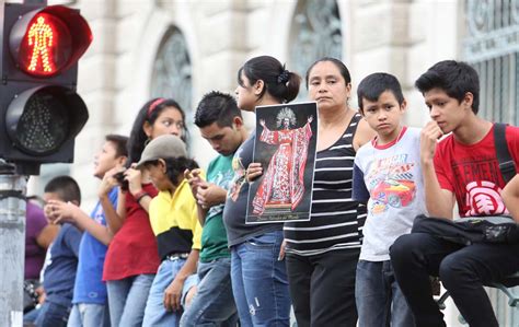 Los Feligreses Frente A Catedral Foto D Nelson Due As