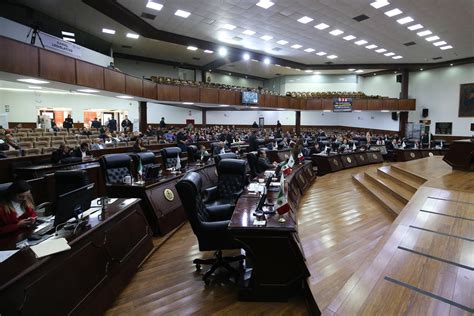 Dos diputados más piden licencia