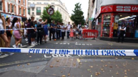 Grande Bretagne Un Homme Poignardé à Mort En Pleine Rue à Londres L