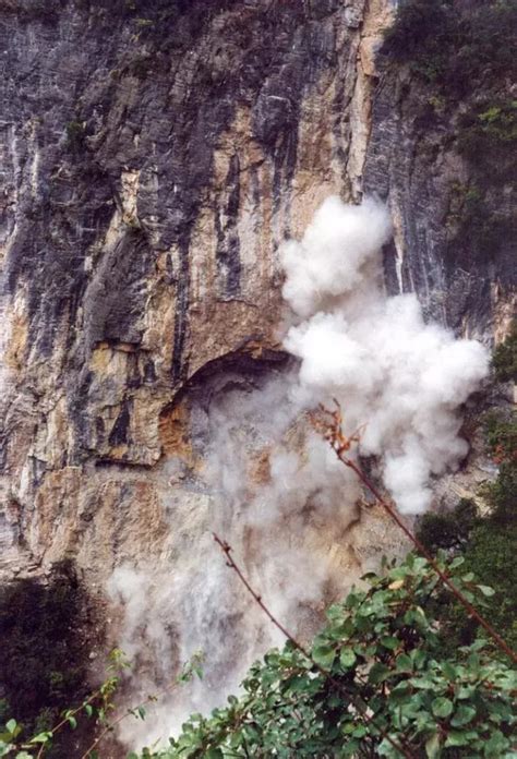 重慶這條「掛」在絕壁上的天路，修了20年，驚險不輸郭亮掛壁！ 每日頭條