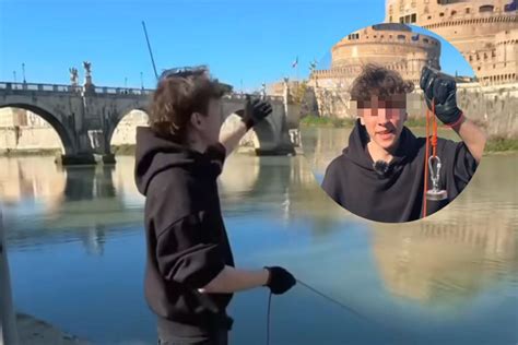 Lancia Una Corda Con Un Magnete In Fondo Al Tevere Cosa Si Nasconde