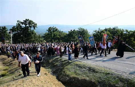 Pelerini Pe „drumul Crucii” La Hadâmbu Mănăstirea Hadâmbu