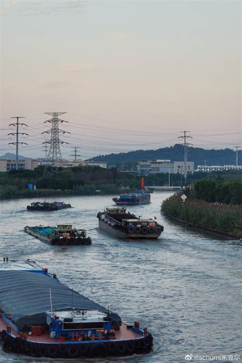 大运河上，日出时分美如画。财经头条