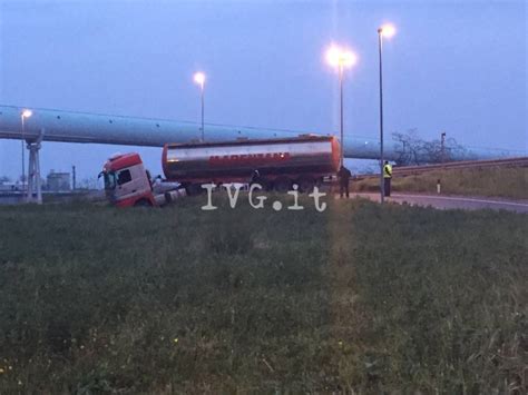 Camion Cisterna Finisce Fuori Strada Tra Savona E Vado Tragedia