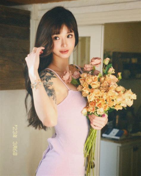 Hot girl thang máy khoe style nữ tính trong vườn