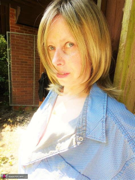 Older Amateur Posh Sophia Shows Her Large Tits In A Graffiti Strewn Building CoedCherry