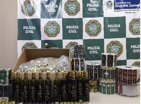 Últimas Polícia fecha fábrica clandestina de azeite em Itaipuaçu