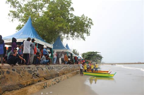 Warga Saksikan Serunya Balap Perahu Tradisional Di Pantai Pagatan