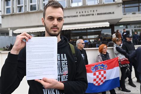 Slobodna Dalmacija Ispred FESB a okupilo se nešto studenata koji se