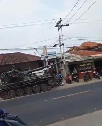 Video Detik Detik Tank Tni Tabrak Gerobak Dan Motor Merdeka