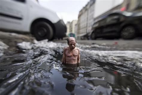 Miniature Sculptures in City Photography_7 – Fubiz Media