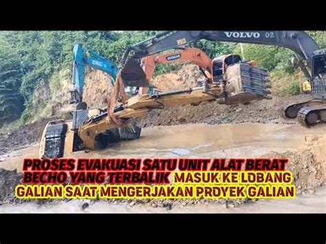 Proses Evakuasi Satu Unit Alat Berat Becho Yang Terbalik Masuk Ke