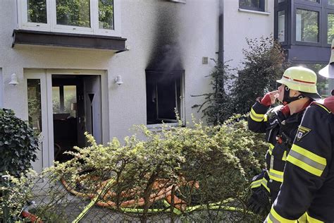 Küchenbrand in Reihenhaus in München Nachbarn retten Bewohner