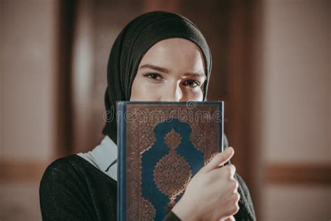 Jeune Fille Musulmane Priant Et Lisant Le Quran Photo Stock Image Du